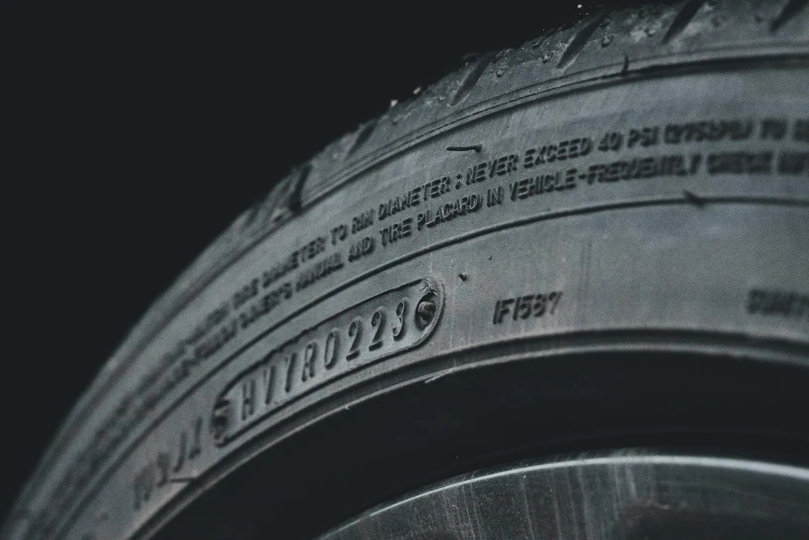 Run-Flats vs. Standard Tires in 2026 — When the Run-Flat Tax Is Worth It, and When It Isn't