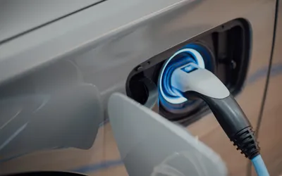 Planning an EV Road Trip in 2025: Apps, Charging Speeds, and Backup Stops